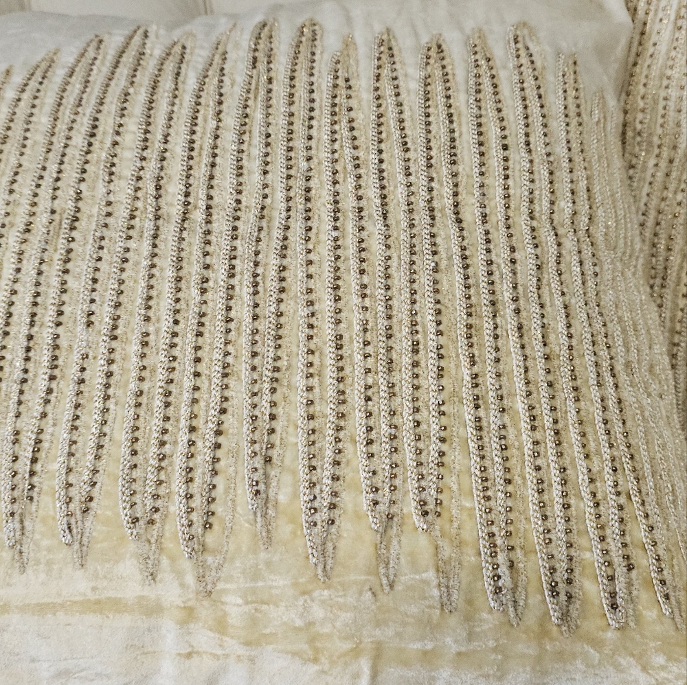 Two pillows - Picture 2 of 5